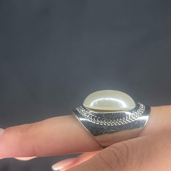 Elegant Silver and pearl Ring - Picture 3 of 3